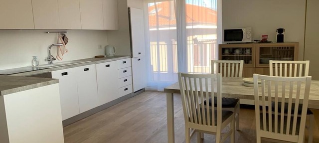 Spacious, quiet and bright apartment close to:Fairs Airports Center MI