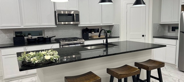 Spacious & quiet New 4b 2.5bath house with AC,WiFi & full kitchen in Sienna