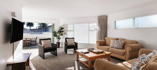 Spacious Retreat Steps to Beach, Shops & Hot Pools