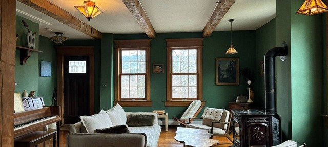 Spacious riverfront farmhouse near ski resorts