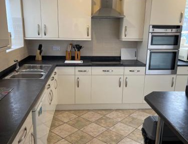 Spacious, Sleeps 18, 3 Bathrooms, Parking, Park, Mansfield