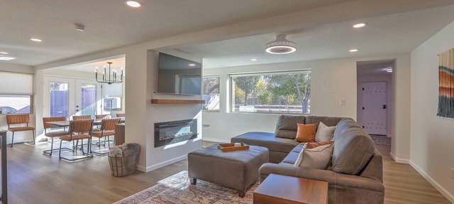 Spacious & Stocked: 2Kings+Hot Tub+Fire Pit+Family Fun