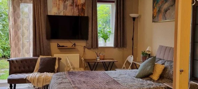 Spacious Studio in West Molesey with free on-street Parking