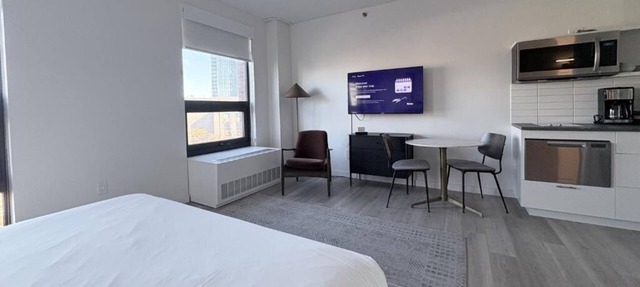 Spacious Studio Perfect for Extended Stays + Queen Bed + Kitchen