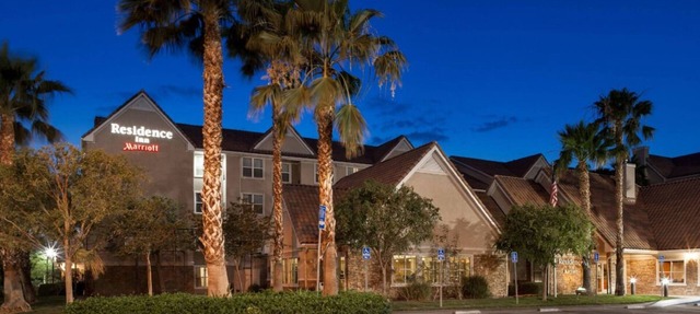 Spacious Studio w/ Full Kitchen, Continental Breakfast, Self Parking & Gym!