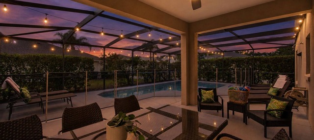 Spacious & Stylish Pool Home With Games Room On West Haven, Disney 11 miles!
