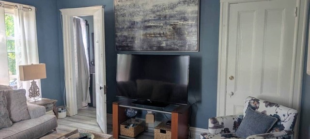 Spacious Sunny Apt: Walk to Shop, Eat & NYC Train
