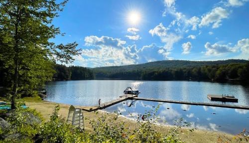 Spacious, Sunny Lake House! Close to ski trails.