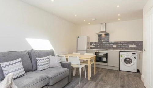 Spacious Three Bedroom City Centre Flat with Courtyard