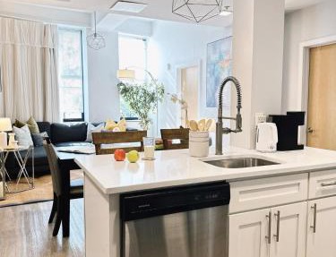 Spacious Three-Bedroom, Sleeps 6, Downtown Providence