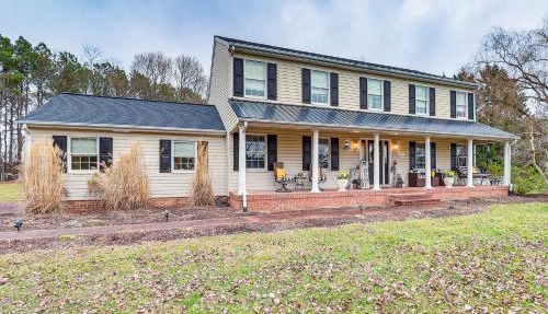 Spacious Trappe Getaway w/Outdoor Pool & Gazebo!
