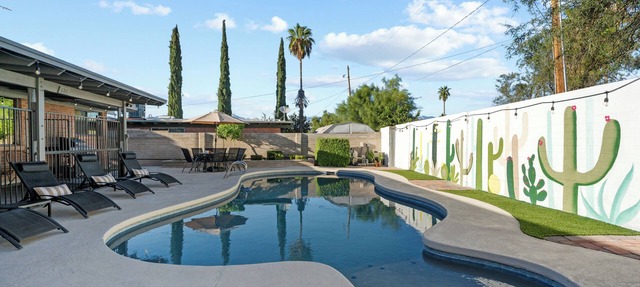 Spacious Tucson OASIS 4BD/2.5BA, Sparkling Pool, Billiards, Pingpong, Family-Fun