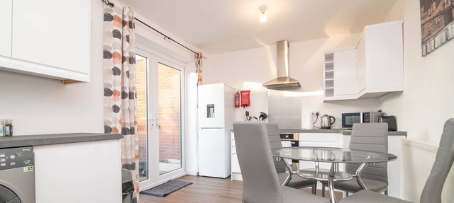 Spacious Two-Bed House with Parking and Garden
