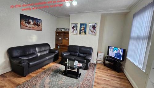 Spacious two bedroom house, parking and WiFi