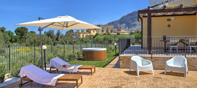 Spacious villa with hot tub and sauna 5 minutes from the beach