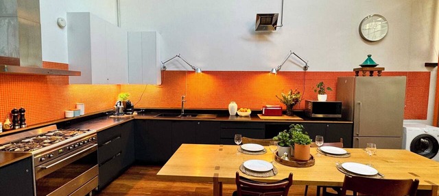 Spacious Warehouse Conversion, 2 Bdrms & Parking