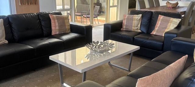 Spacious Williamstown Apartment with Free Parking