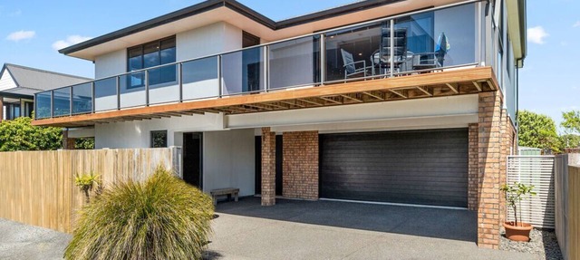Sparkling Ocean Views - Papamoa Holiday House