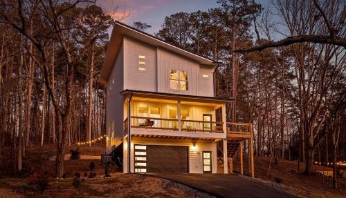 Spectacular Cottage with Hot-tub and Private Cinema in Chickamauga, Georgia