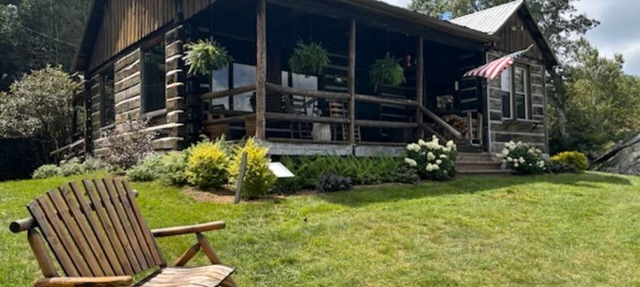 Spectacular mountain views at 4000 ft from a secluded log cabin