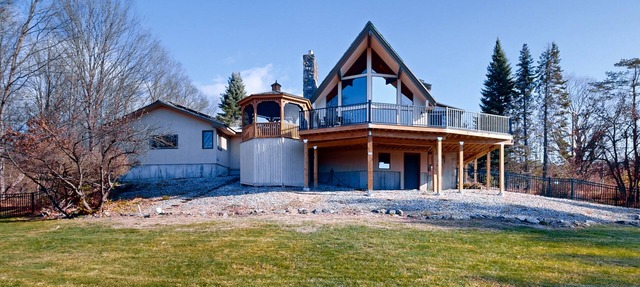 Spectacular mountain view home: dog friendly, large deck & game room