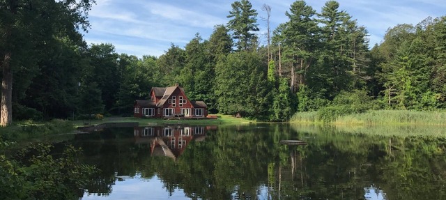 Spectacular setting on your own private lake close to it all!
