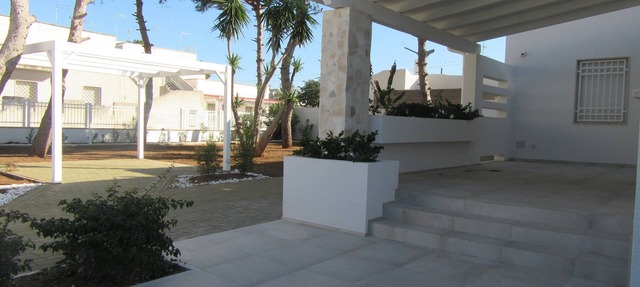 SPLENDID VILLA WITH PINETA A FEW METERS FROM THE SEA