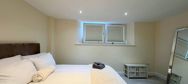 Split Level 2 Double Bedroom Apartment next to Streatham Station