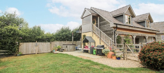 STABLE COTTAGE, pet friendly, character holiday cottage in Wentnor