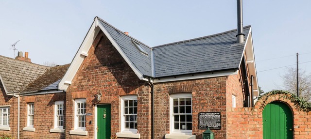 STATION MASTERS COTTAGE, pet friendly, with open fire in Blakedown