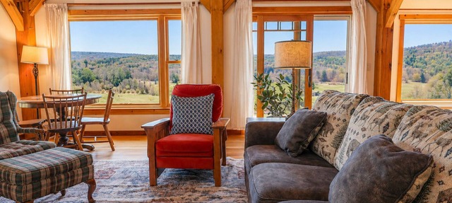 Stay on a working blueberry and lavender farm! Beautiful views! Close to nature!