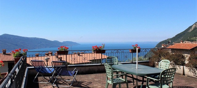 Stella: with huge lake view balcony