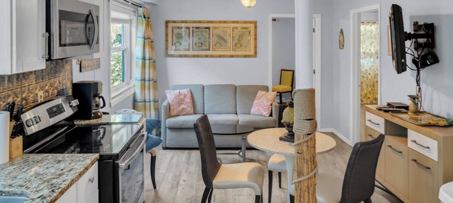 Steps from Beach, sleeps 6, Pets Ok