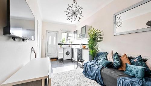 Steps from stadium with parking & fantastic transport Links!