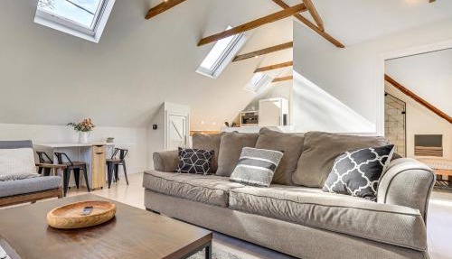 Steps to NYC Train! Charming Carriage House Loft