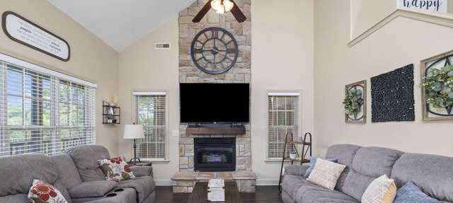 Stonebridge Villa sitting on the edge of Ledgestone Golf Course's 13th Fairway!