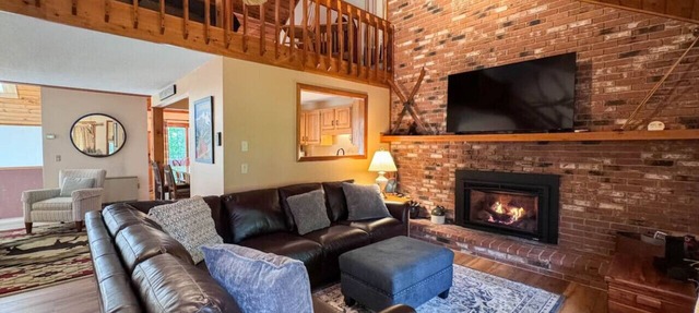 Stonehurst Hideaway | Prime Location + Pool Table