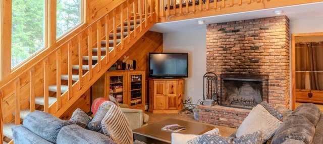 Stratton; 8 min. King beds, fire place, dogs ok!