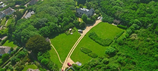 Streamside cottage in 2 acres & garden, walk to beach, pub, cafe & coast path 😎