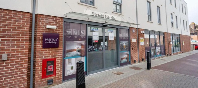 Students Only Straits Egham - 40 mins to Waterloo - Direct Bus to Heathrow
