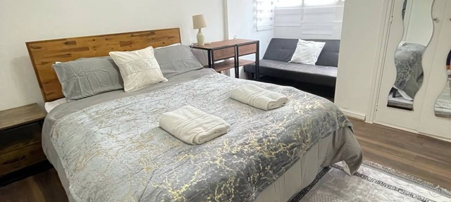 Studio A– Elegant Chic Retreat Near London Landmarks