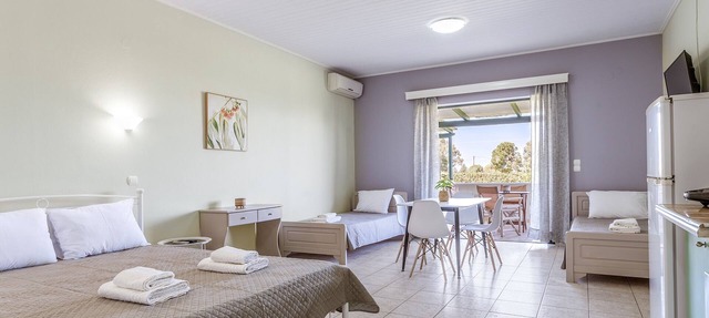Studio Apartment '4' with Private Terrace, Wi-Fi and Air Conditioning