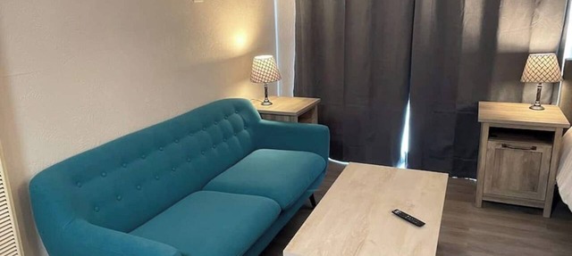 Studio apartment w/Balcony - Near Nob Hill and several Hospitals.