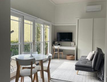 Studio Elster - Self contained studio, walk to beach, cafes, shops, trains