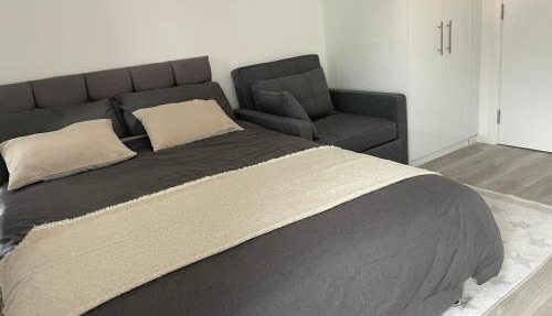 Studio Flat Private Shower Wc and Kitchenette