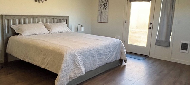 Studio in Forest Grove offers a ground-floor apartment in Forest Grove, Oregon.