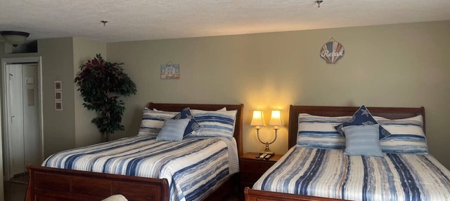 Studio, Pool, restaurants, close to everything!