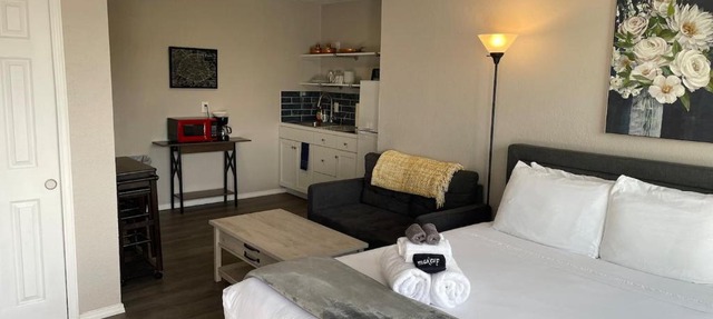 Studio wbalcony-Nob Hill, UNMH, Pres Hosp