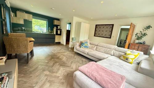 Studio with kitchen nestled lovely wooded cul du sac