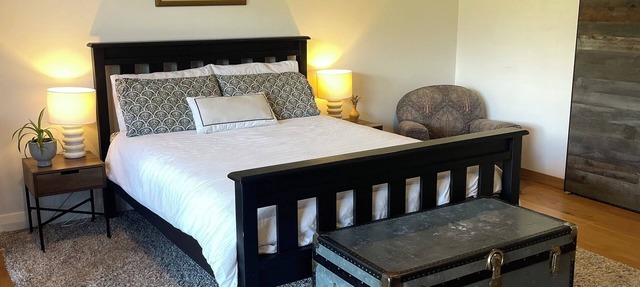 Studio with spectacular mountain views and short walk to Bob’s Cove